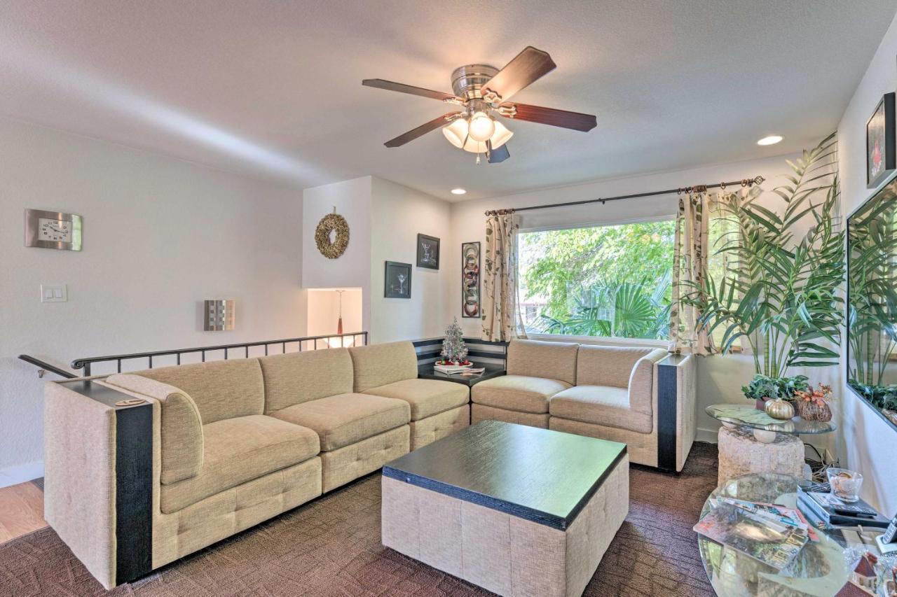 Hébergement de vacances Vegas Oasis With Pool And 7 Miles To Strip